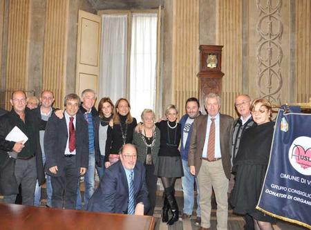 Il sindaco di Viterbo Leonardo Michelini e i membri del consiglio comunale che hanno aderito al gruppo Donazione organi e tessuti (Dot).