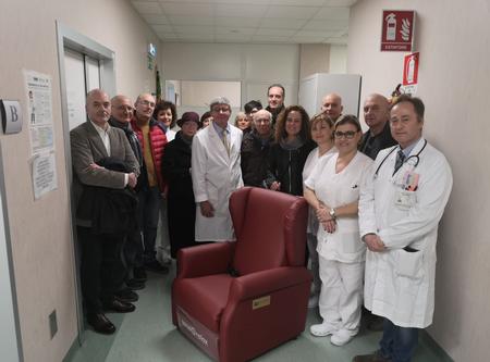 L'associazione Paolo Pezzato dona una poltrona per la chemioterapia all'Oncologia di Belcolle