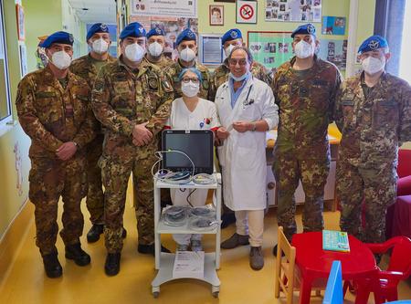 I baschi azzurri dell'Aviazione dell'Esercito (AVES) donano un monitor multifunzionale alla Terapia intensiva neonatale di Belcolle